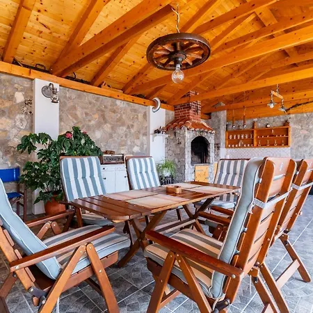 Apartments With Parking Space Novi Vinodolski - 2417
