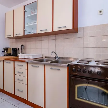 Apartments With Parking Space Novi Vinodolski - 2417