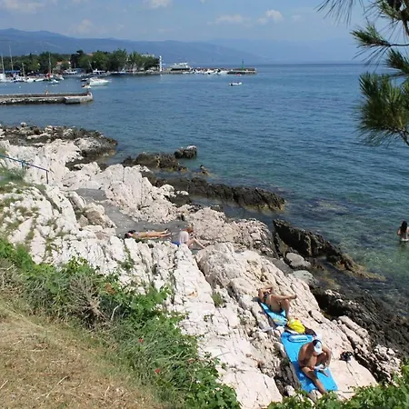 Apartments With Parking Space Novi Vinodolski - 2417