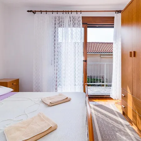 Apartments With Parking Space Novi Vinodolski - 2417 Lägenhet