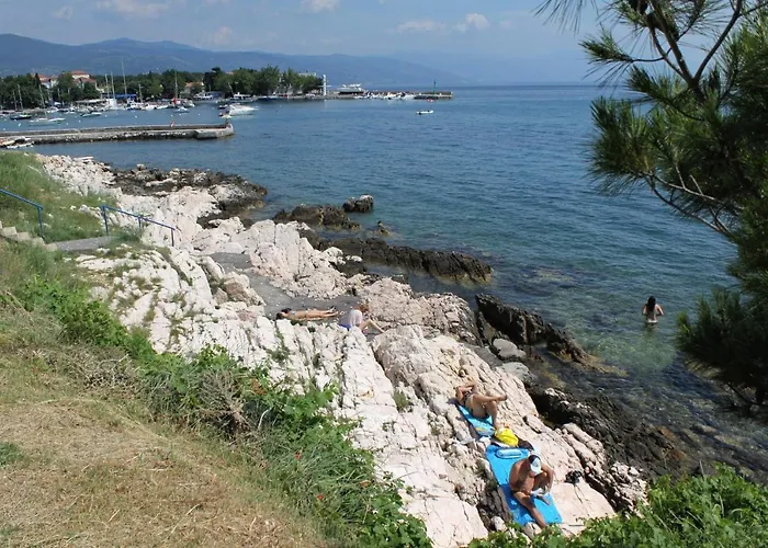 Apartments With Parking Space Novi Vinodolski - 2417